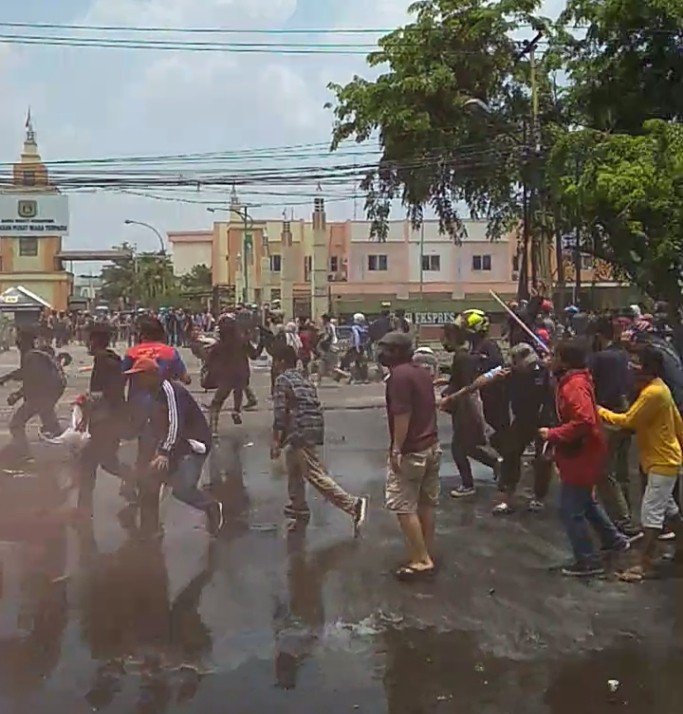 Aksi Demo Ciptaker bentrok dengan pihak Aparat di Daan Mogot, Kamis (08/10/2020) | Photo : Istimewa
